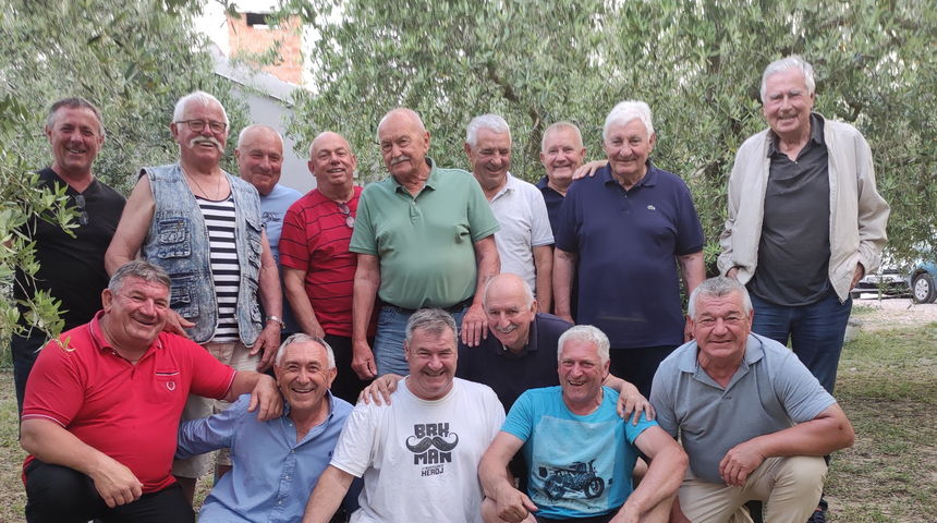 Dugogodišnji vatrogasni zapovjednik Željko Šoša odlazak u mirovinu proslavio u masliniku Dugogodišnji vatrogasni zapovjednik Željko Šoša odlazak u mirovinu proslavio u masliniku