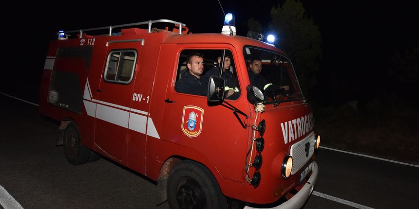 Požar. Vatrogasci i vojska brane Drniš od požara, dio stanovništva evakuiran Požar. Vatrogasci i vojska brane Drniš od požara, dio stanovništva evakuiran