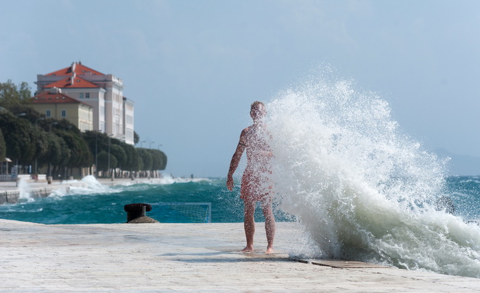 Zadar, 260812
Olujno nevrijeme sa jakim zapadnim vjetrom zahvatilo je u ranim popodnevnim satima zadarsko podrucje na radost brojnih turista i Zadrana koji su uzivali u prekrasnim prizorima, ali isto tako i na nesrecu mnogih nauticara kojima je ovakva olu