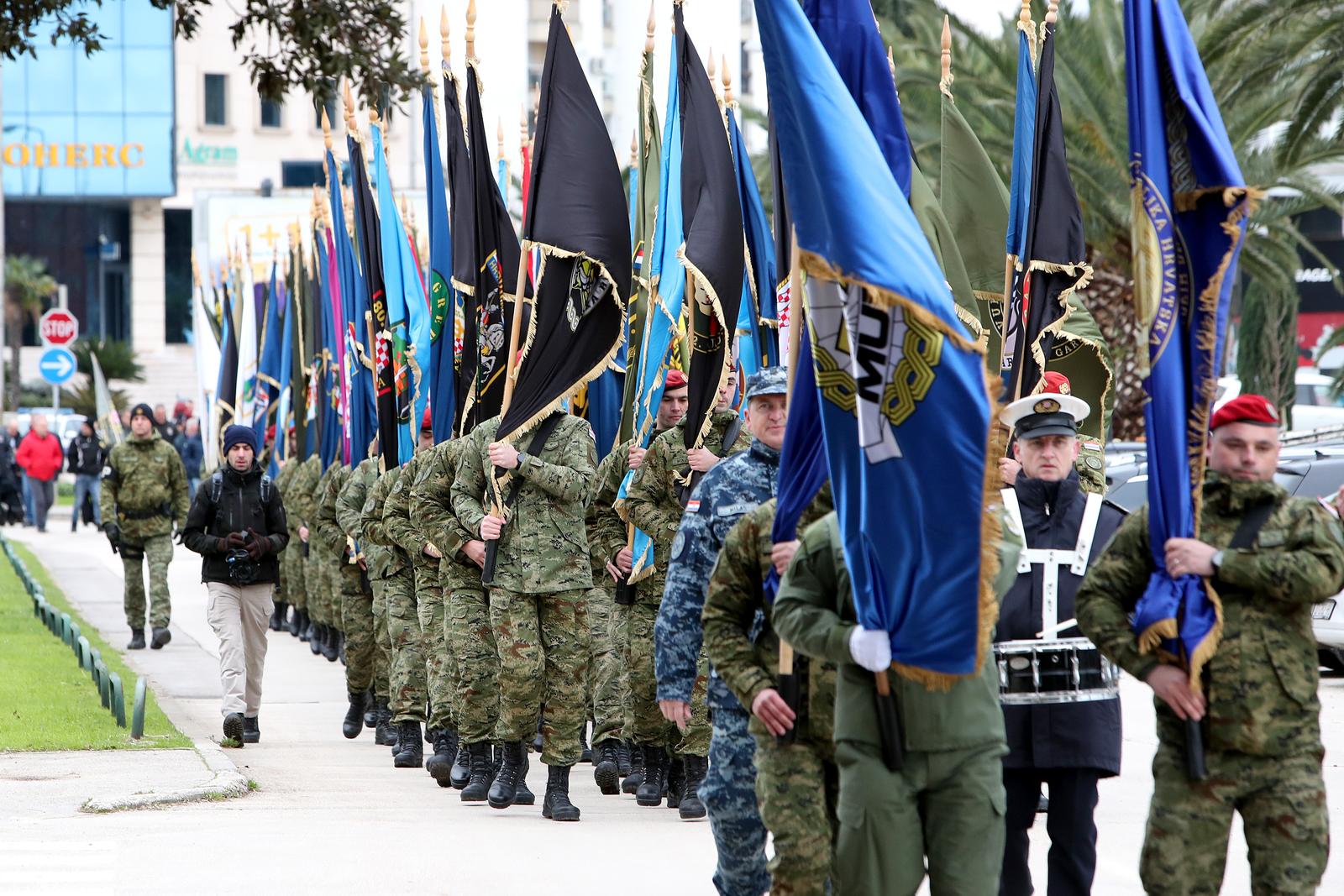 Mimohod pripadnika OSRH i MUP-a s ratnim zastavama povodom 30. obljetnice VRO Maslenica Mimohod pripadnika OSRH i MUP-a s ratnim zastavama povodom 30. obljetnice VRO Maslenica