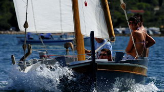 Betina, 150810.
U Betini na otoku Murteru danas je odrzana tradicionalna regata brodova na “latinskog idro ” pod nazivom “Regata za dusu i tilo”, na regati je sudjovalo preko gajeta, leuta i kaica pobjedili su domacini iz Betine.
Na slici posada sa otoka Betina, 150810.
U Betini na otoku Murteru danas je odrzana tradicionalna regata brodova na “latinskog idro ” pod nazivom “Regata za dusu i tilo”, na regati je sudjovalo preko gajeta, leuta i kaica pobjedili su domacini iz Betine.
Na slici posada sa otoka