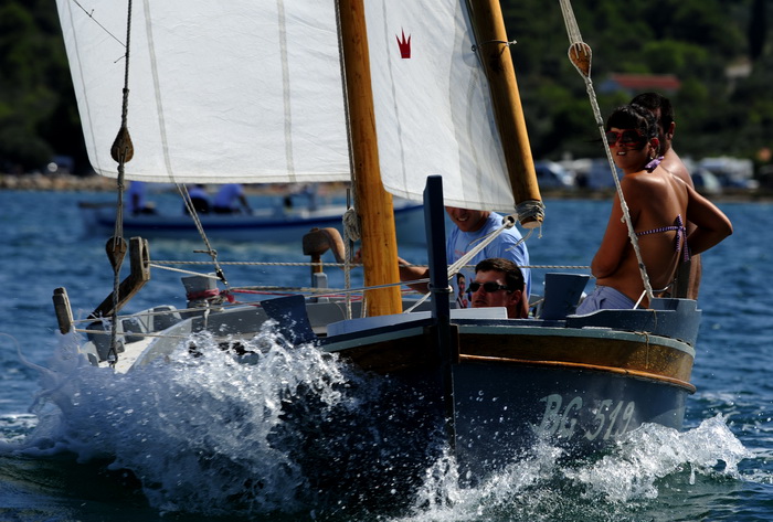 Betina, 150810.
U Betini na otoku Murteru danas je odrzana tradicionalna regata brodova na “latinskog idro ” pod nazivom “Regata za dusu i tilo”, na regati je sudjovalo preko gajeta, leuta i kaica pobjedili su domacini iz Betine.
Na slici posada sa otoka Betina, 150810.
U Betini na otoku Murteru danas je odrzana tradicionalna regata brodova na “latinskog idro ” pod nazivom “Regata za dusu i tilo”, na regati je sudjovalo preko gajeta, leuta i kaica pobjedili su domacini iz Betine.
Na slici posada sa otoka