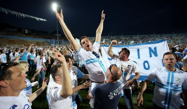 Rijeka: Navijači uletjeli u teren i s igračima proslavili povijesni naslov prvaka Hrvatske