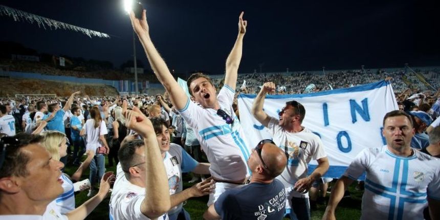 Rijeka: Navijači uletjeli u teren i s igračima proslavili povijesni naslov prvaka Hrvatske Rijeka: Navijači uletjeli u teren i s igračima proslavili povijesni naslov prvaka Hrvatske