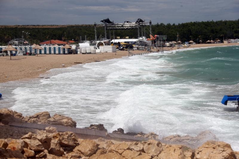 Olujna bura poharala plažu Zrće. Photo: Dalibor Urukalović/PIXSELL