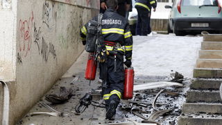 Zadar, 010311.
Jutros je izbio pozar u stanu u ulici Put Murata na Vostarnici. Za vrijeme nastanka pozara u stanu su bile dvije osobe koje su izasle neozlijedjene. Vatrogasci su na terenu, a ocevid je u tijeku.
Foto: Jure Miskovic / CROPIX