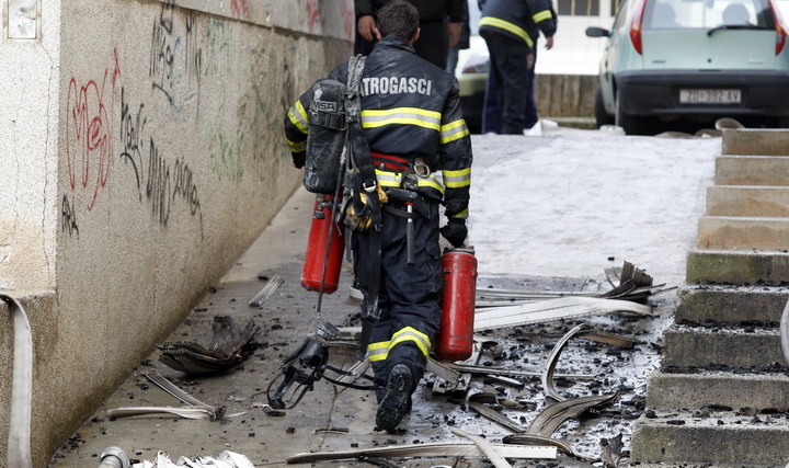 Zadar, 010311.
Jutros je izbio pozar u stanu u ulici Put Murata na Vostarnici. Za vrijeme nastanka pozara u stanu su bile dvije osobe koje su izasle neozlijedjene. Vatrogasci su na terenu, a ocevid je u tijeku.
Foto: Jure Miskovic / CROPIX