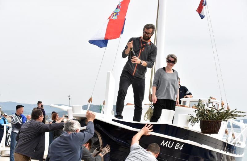 U betinskom brodogradilištu Ante Fržopa svečano je porinut novoizgrađeni tradicionalni murterski brod – leut pod imenom Orlić. Foto: Hrvoje JelavićIPIXSELL
