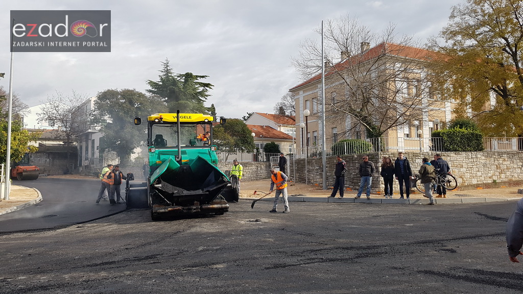 Na rekonstruirano križanje u Vruljici postavlja se završni sloj asfalta Na rekonstruirano križanje u Vruljici postavlja se završni sloj asfalta