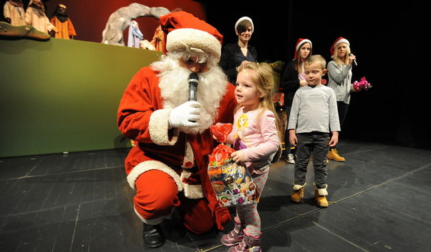 Zadar, 231212.
Kazaliste lutaka.
Nakon predstave “Betlehemska crna ovca” u posjet Kazalistu lutaka stigao je Djed Bozicnjak koji je djeci podijelio darove. Darivanje je organizirano od strane KLZ-a na nacin da su roditelji prije predstave ostavili darove