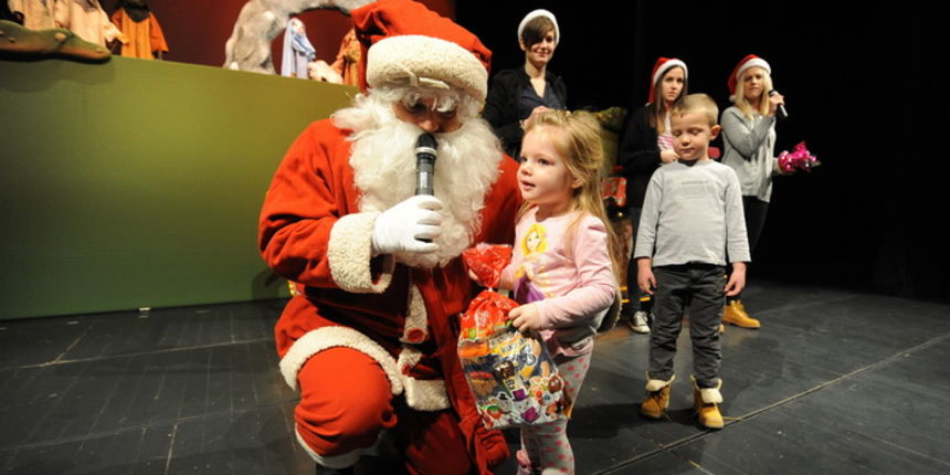 Zadar, 231212.
Kazaliste lutaka.
Nakon predstave “Betlehemska crna ovca” u posjet Kazalistu lutaka stigao je Djed Bozicnjak koji je djeci podijelio darove. Darivanje je organizirano od strane KLZ-a na nacin da su roditelji prije predstave ostavili darove Zadar, 231212.
Kazaliste lutaka.
Nakon predstave “Betlehemska crna ovca” u posjet Kazalistu lutaka stigao je Djed Bozicnjak koji je djeci podijelio darove. Darivanje je organizirano od strane KLZ-a na nacin da su roditelji prije predstave ostavili darove