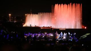 Zagrebacki gradonacelnik Milan Bandic svecano je otvorio zagrebacke fontane. U glazbenom dijelu programa nastupili su Prljavo kazaliste, Ivana Kindl, te orkestar i solisti Kazalista Komedija pod ravnanjem Kresimira Batinica: Renata Sabljak, Sandra Bagaric