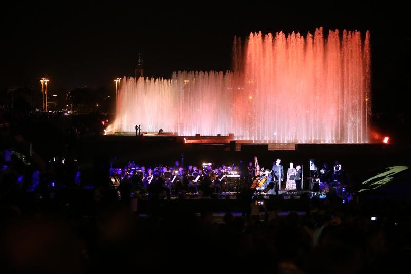 Zagrebacki gradonacelnik Milan Bandic svecano je otvorio zagrebacke fontane. U glazbenom dijelu programa nastupili su Prljavo kazaliste, Ivana Kindl, te orkestar i solisti Kazalista Komedija pod ravnanjem Kresimira Batinica: Renata Sabljak, Sandra Bagaric