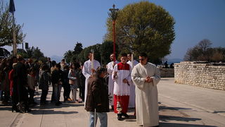 Cvjetnica 20. ožujka 2016: Nakon blagoslova maslinovih grančica, nadbisku Želimir Puljić predvodio je procesiju do katedrale sv. Stošije gdje je služio misno slavlje na kojem se pjevala Muka našeg Gospodina Cvjetnica 20. ožujka 2016: Nakon blagoslova maslinovih grančica, nadbisku Želimir Puljić predvodio je procesiju do katedrale sv. Stošije gdje je služio misno slavlje na kojem se pjevala Muka našeg Gospodina