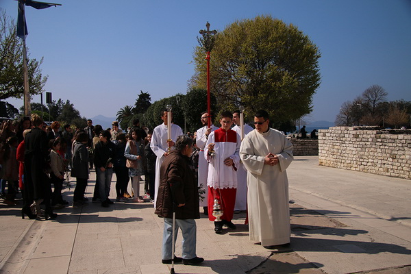 Cvjetnica 20. ožujka 2016: Nakon blagoslova maslinovih grančica, nadbisku Želimir Puljić predvodio je procesiju do katedrale sv. Stošije gdje je služio misno slavlje na kojem se pjevala Muka našeg Gospodina Cvjetnica 20. ožujka 2016: Nakon blagoslova maslinovih grančica, nadbisku Želimir Puljić predvodio je procesiju do katedrale sv. Stošije gdje je služio misno slavlje na kojem se pjevala Muka našeg Gospodina