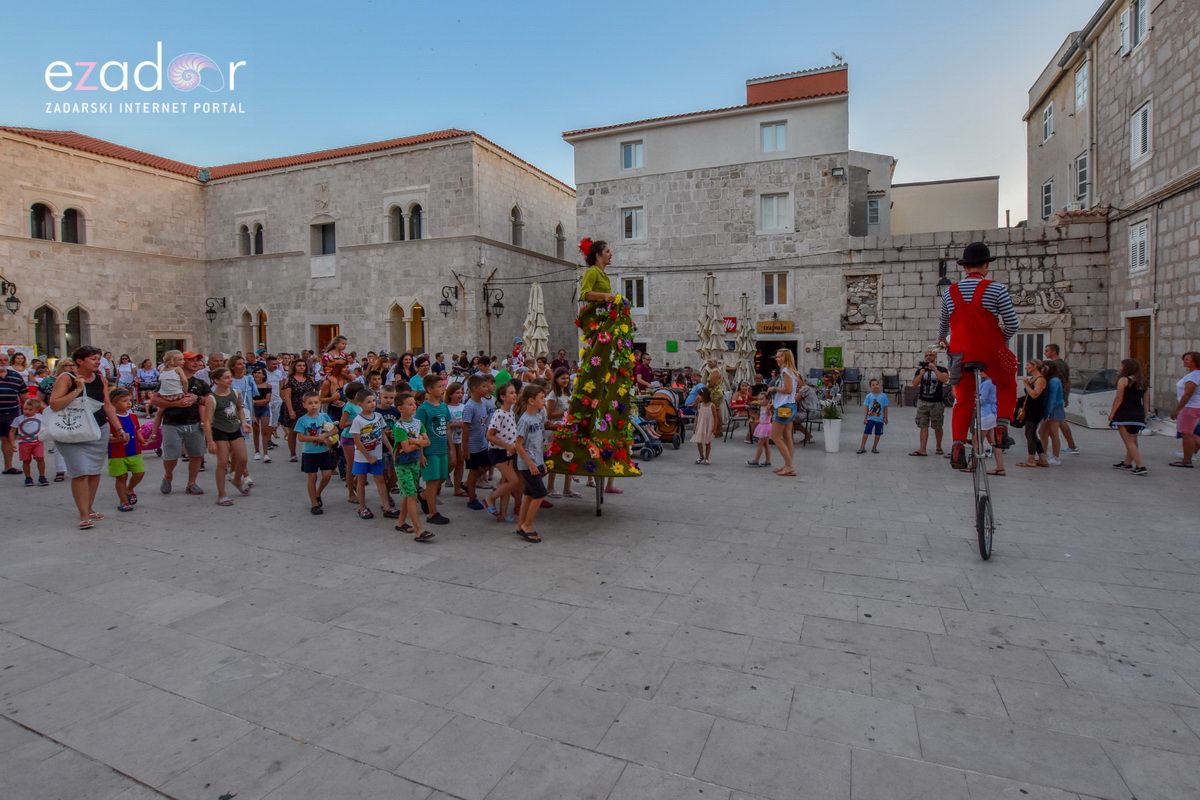 Dječjim karnevalskim danom započeo 59. Paški ljetni karneval