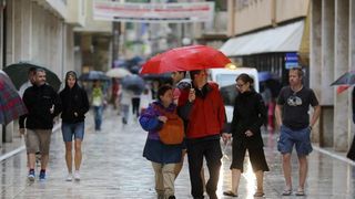 Kisni dan u centru grada nije omeo turiste u setnji i razgledavanju. Photo: Filip Brala/PIXSELL Kisni dan u centru grada nije omeo turiste u setnji i razgledavanju. Photo: Filip Brala/PIXSELL