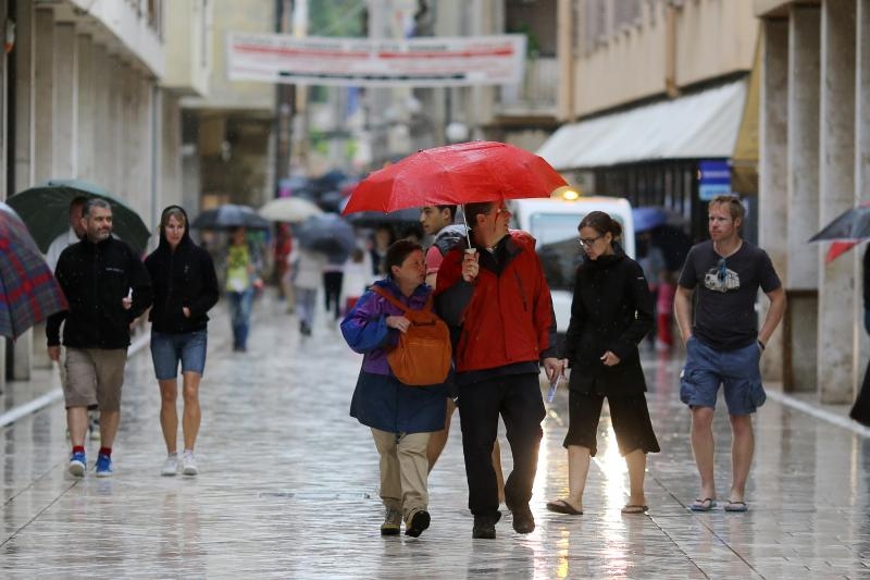 Kisni dan u centru grada nije omeo turiste u setnji i razgledavanju. Photo: Filip Brala/PIXSELL Kisni dan u centru grada nije omeo turiste u setnji i razgledavanju. Photo: Filip Brala/PIXSELL