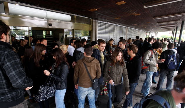 Zagreb, 241011.
Kaciceva, Filozofski fakultet.
Nastavak blokade Filozofskog fakulteta poceo je blokadom dvorane 7 ispred koje su studenti stolicama zakrcili prolaz.  
Na slici: studenti ispred fakulteta.
Foto: Goran Mehkek / CROPIX