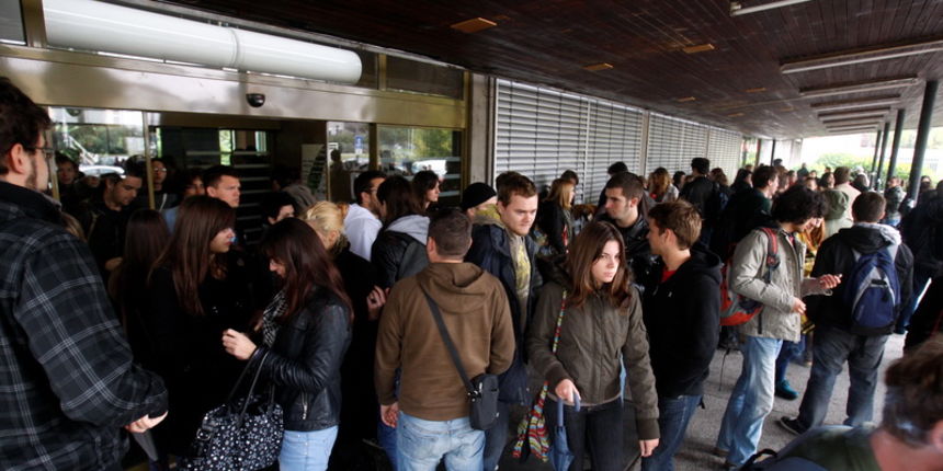 Zagreb, 241011.
Kaciceva, Filozofski fakultet.
Nastavak blokade Filozofskog fakulteta poceo je blokadom dvorane 7 ispred koje su studenti stolicama zakrcili prolaz.  
Na slici: studenti ispred fakulteta.
Foto: Goran Mehkek / CROPIX