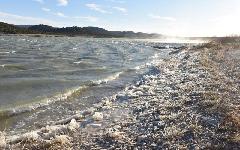 Zaledilo Vransko jezero u lučici na Prosici