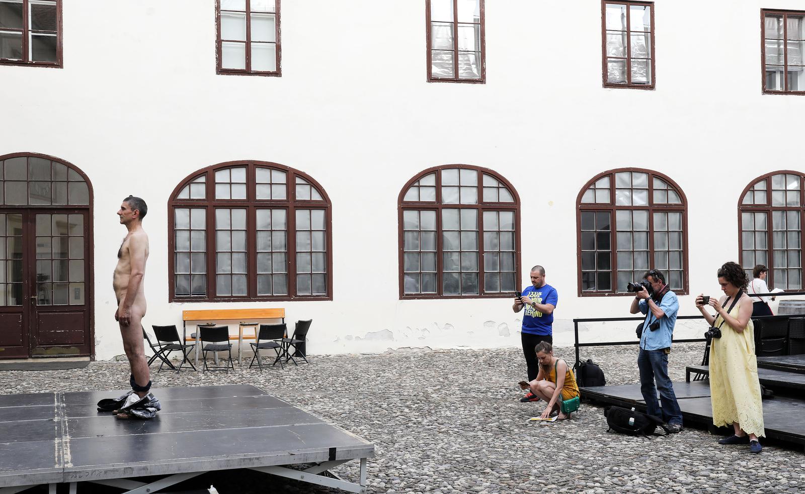 Siniša Labrović: Performans “Poštovani gospodine predsjedniče, možete me poljubiti u guzicu” Siniša Labrović: Performans “Poštovani gospodine predsjedniče, možete me poljubiti u guzicu”