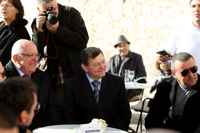 Zadar, 111212. 
Nakon zahvale generalu Anti Gotovini, Zadrani su danas odali priznanje i ratnom zapovjedniku postrojbi specijalne policije Mladenu Markacu. General Markac prosetao je zadarskim Poluotokom te posjetio gradonacelnika Zvonimira Vrancica u nje