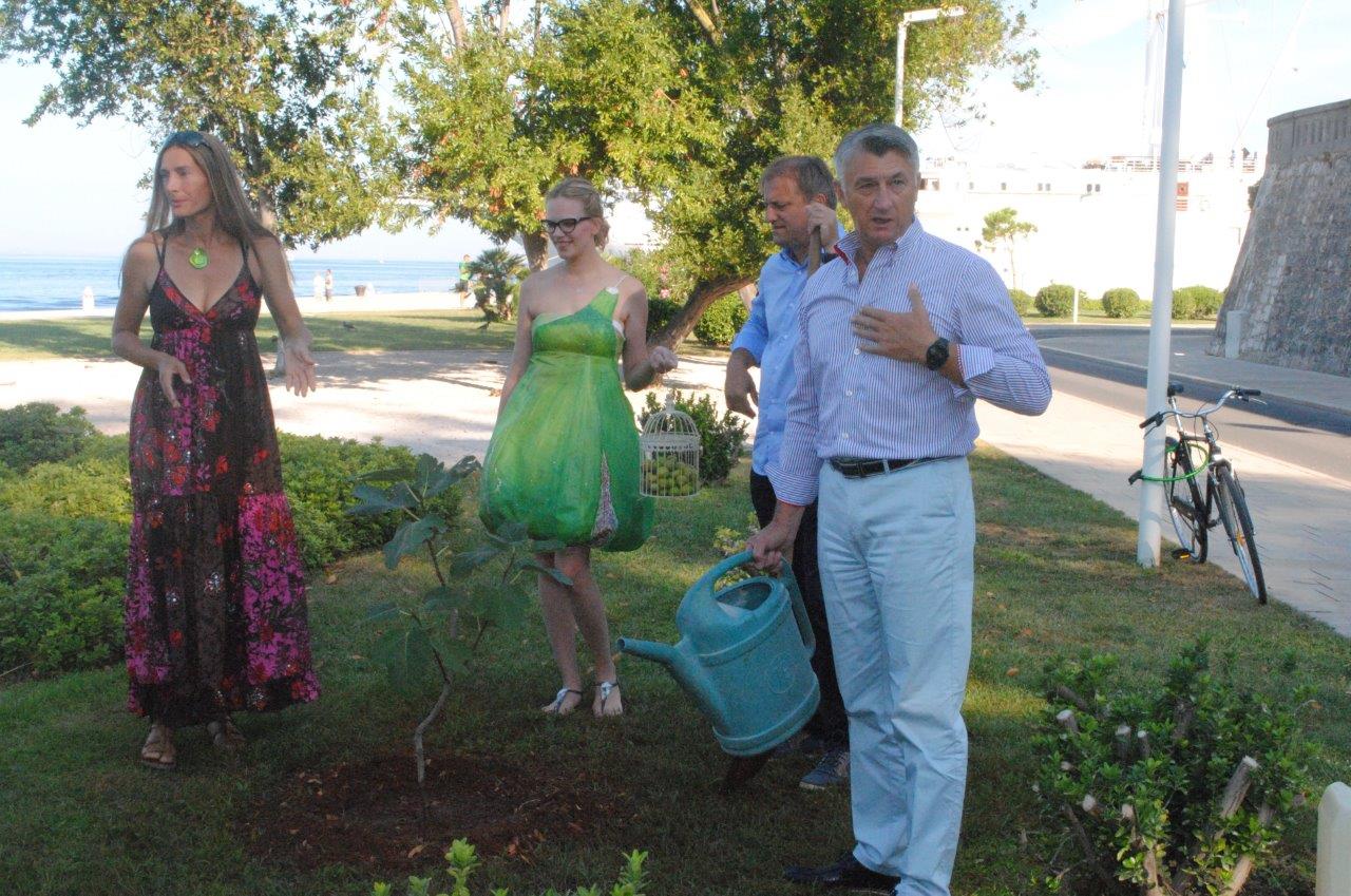 Gradonačelnik Dukić i župan Longin posadili smokvu kod Morskih orgulja