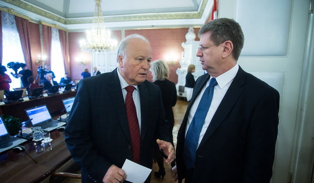 Zagreb, 210213.
Markov trg.
Banski dvori.
Redovita sjednica Hrvatske Vlade.
Na slici: Slavko Linic i Mirando Mrsic.
Foto: Goran Mehkek / CROPIX