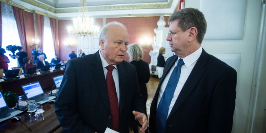 Zagreb, 210213.
Markov trg.
Banski dvori.
Redovita sjednica Hrvatske Vlade.
Na slici: Slavko Linic i Mirando Mrsic.
Foto: Goran Mehkek / CROPIX Zagreb, 210213.
Markov trg.
Banski dvori.
Redovita sjednica Hrvatske Vlade.
Na slici: Slavko Linic i Mirando Mrsic.
Foto: Goran Mehkek / CROPIX