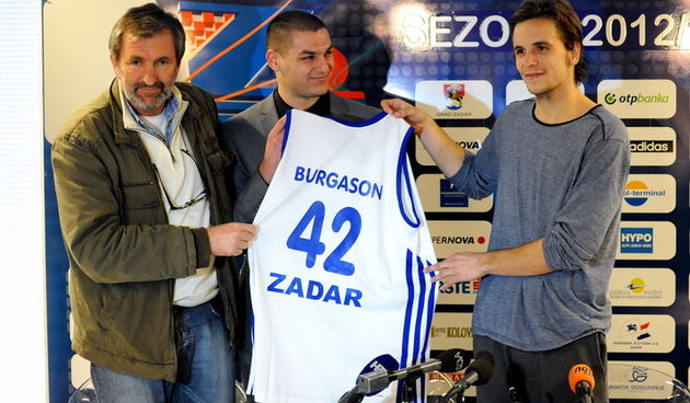 Zadar, 051212.KK Zadar je na konferenciji za novinare predstavio novog direktora kluba Marina Cacica i novo americko pojacanje sutera Jordana Burgasona.Na fotografiji: sportski direktor Branko Skroce, direktor Marino Cacic i igracko pojacanje Jordan Bur
