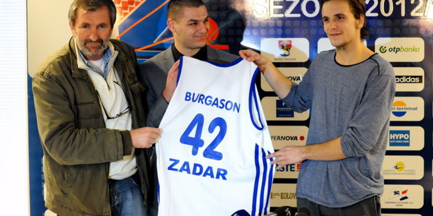 Zadar, 051212.KK Zadar je na konferenciji za novinare predstavio novog direktora kluba Marina Cacica i novo americko pojacanje sutera Jordana Burgasona.Na fotografiji: sportski direktor Branko Skroce, direktor Marino Cacic i igracko pojacanje Jordan Bur