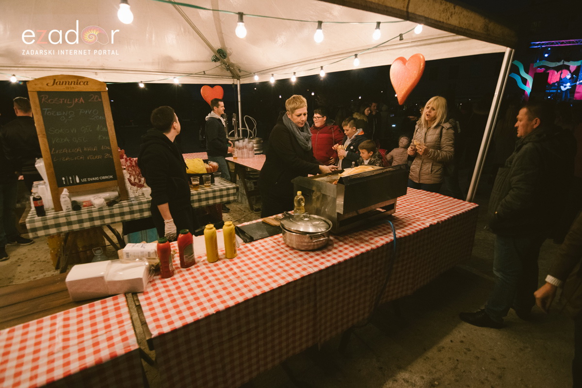 Humanitarni svjetlosni spektakl “Zaželi ljubav 2018.” @ Forum
