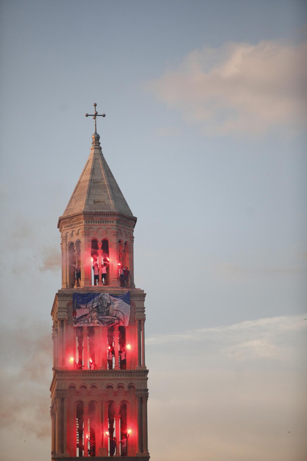 Split dostojanstveno na posljednju plovidbu ispratio legendu Olivera Dragojevića