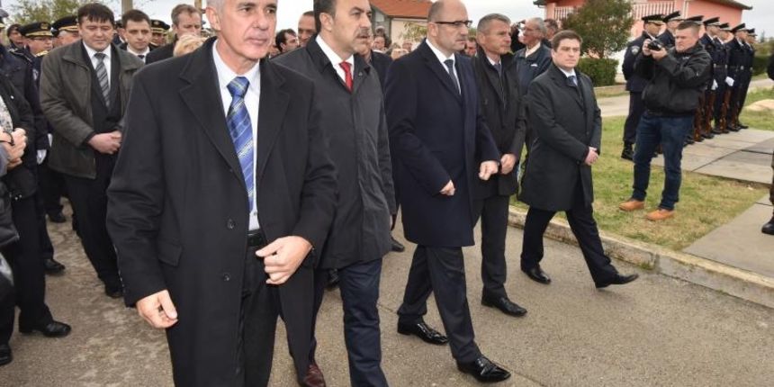 Image 380769 (auto) Image 380769 (auto)