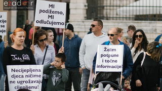 Prosvjedni skup roditelja protiv politike obaveznog cijepljenja Prosvjedni skup roditelja protiv politike obaveznog cijepljenja