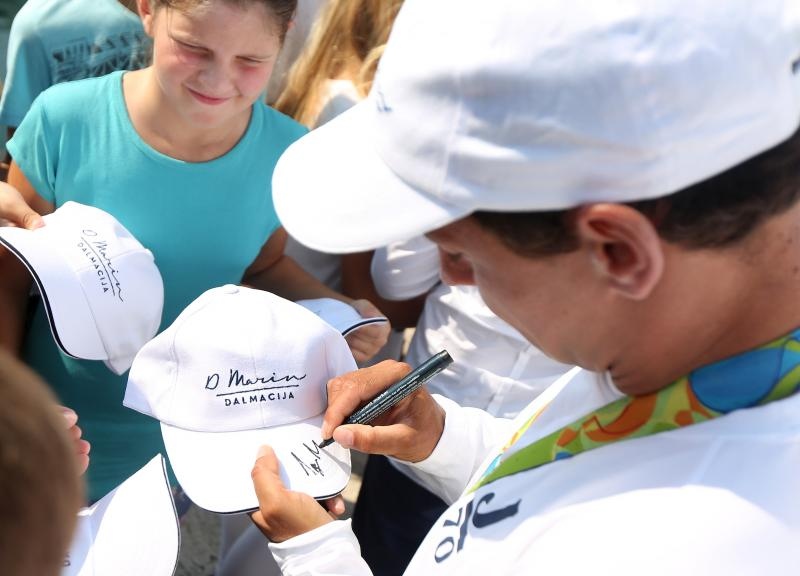 Zlatni olimpijci Fantela i Marenić družili se sa šibenskom djecom povodom dana jedrenja. Photo: Duško Jaramaz/PIXSELL Zlatni olimpijci Fantela i Marenić družili se sa šibenskom djecom povodom dana jedrenja. Photo: Duško Jaramaz/PIXSELL