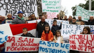 Zadar, 081210.
Prosvjed mjestana Podgradine ispred zgrade zupanijske uprave zbog toga jer njihovo mjesto nije registirano kao mjesto. Kolona prosvjednika je krenula s Branimirove obale, preko Poluotoka i dosla pred zgradu zupanije.
Foto: Vladimir Ivanov /