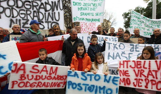 Zadar, 081210.
Prosvjed mjestana Podgradine ispred zgrade zupanijske uprave zbog toga jer njihovo mjesto nije registirano kao mjesto. Kolona prosvjednika je krenula s Branimirove obale, preko Poluotoka i dosla pred zgradu zupanije.
Foto: Vladimir Ivanov /