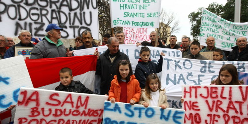 Zadar, 081210.
Prosvjed mjestana Podgradine ispred zgrade zupanijske uprave zbog toga jer njihovo mjesto nije registirano kao mjesto. Kolona prosvjednika je krenula s Branimirove obale, preko Poluotoka i dosla pred zgradu zupanije.
Foto: Vladimir Ivanov /