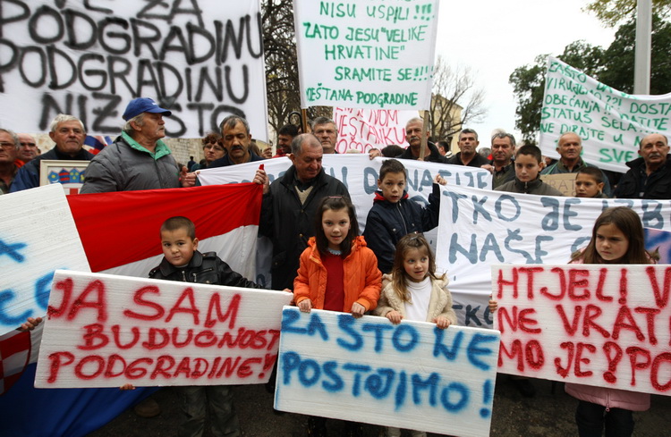 Zadar, 081210.
Prosvjed mjestana Podgradine ispred zgrade zupanijske uprave zbog toga jer njihovo mjesto nije registirano kao mjesto. Kolona prosvjednika je krenula s Branimirove obale, preko Poluotoka i dosla pred zgradu zupanije.
Foto: Vladimir Ivanov /