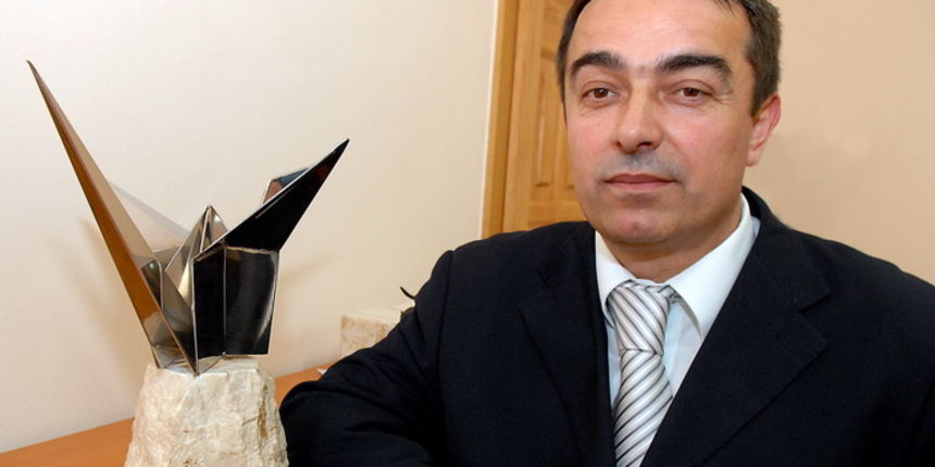 Ivan Knez sa maketom spomenika ždralu, Andrija Lucic / CROPIX