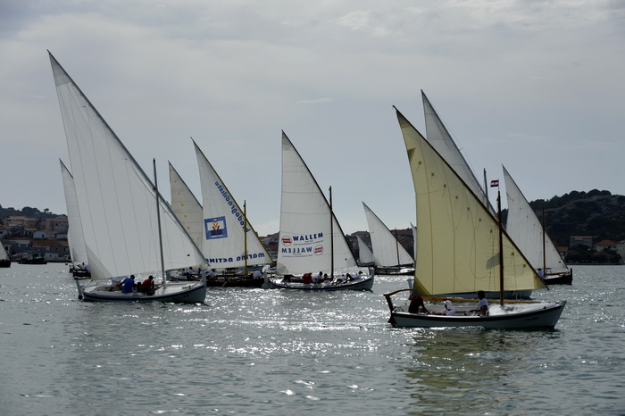 Otok Murter, 300912.
Latinsko idro, najveca regata tradicionalnih gajeta, leuta i kaica odrzana je danas u Murteru. Na regati je startalo oko 100 brodova.
Foto: Niksa Stipanicev / CROPIX Otok Murter, 300912.
Latinsko idro, najveca regata tradicionalnih gajeta, leuta i kaica odrzana je danas u Murteru. Na regati je startalo oko 100 brodova.
Foto: Niksa Stipanicev / CROPIX