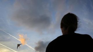 Mladić na zadarskoj rivi iskoristio je južinu za akrobacije zmajem u sami smiraj dana. Photo: Filip Brala/PIXSELL Mladić na zadarskoj rivi iskoristio je južinu za akrobacije zmajem u sami smiraj dana. Photo: Filip Brala/PIXSELL