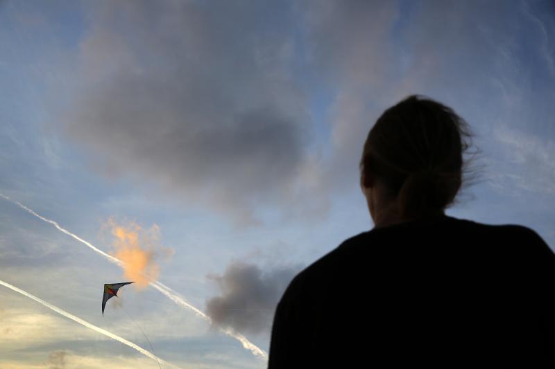 Mladić na zadarskoj rivi iskoristio je južinu za akrobacije zmajem u sami smiraj dana. Photo: Filip Brala/PIXSELL Mladić na zadarskoj rivi iskoristio je južinu za akrobacije zmajem u sami smiraj dana. Photo: Filip Brala/PIXSELL