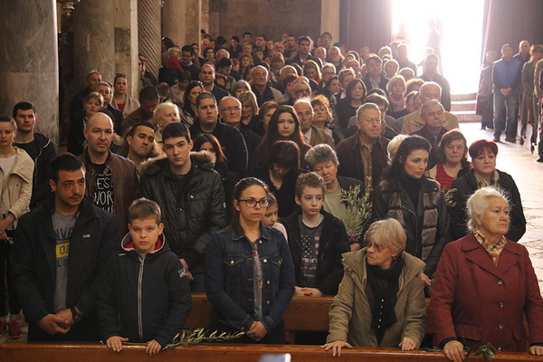 Cvjetnica 20. ožujka 2016: Nakon blagoslova maslinovih grančica, nadbisku Želimir Puljić predvodio je procesiju do katedrale sv. Stošije gdje je služio misno slavlje na kojem se pjevala Muka našeg Gospodina Cvjetnica 20. ožujka 2016: Nakon blagoslova maslinovih grančica, nadbisku Želimir Puljić predvodio je procesiju do katedrale sv. Stošije gdje je služio misno slavlje na kojem se pjevala Muka našeg Gospodina