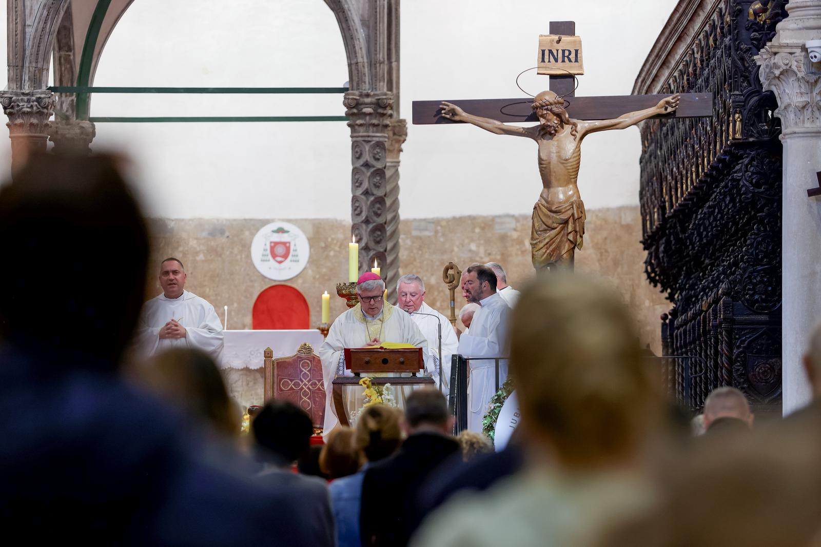 Nadbiskup Milan Zgrablić predvodio misu zadušnicu za Papu Franju Nadbiskup Milan Zgrablić predvodio misu zadušnicu za Papu Franju