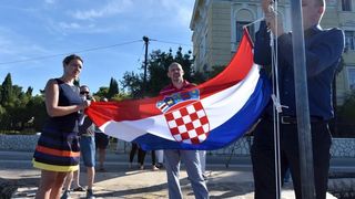 Zadar: Akcija mladih podigla hrvatsku zastavu u znak prosvjeda protiv uzurpacije mora i obale