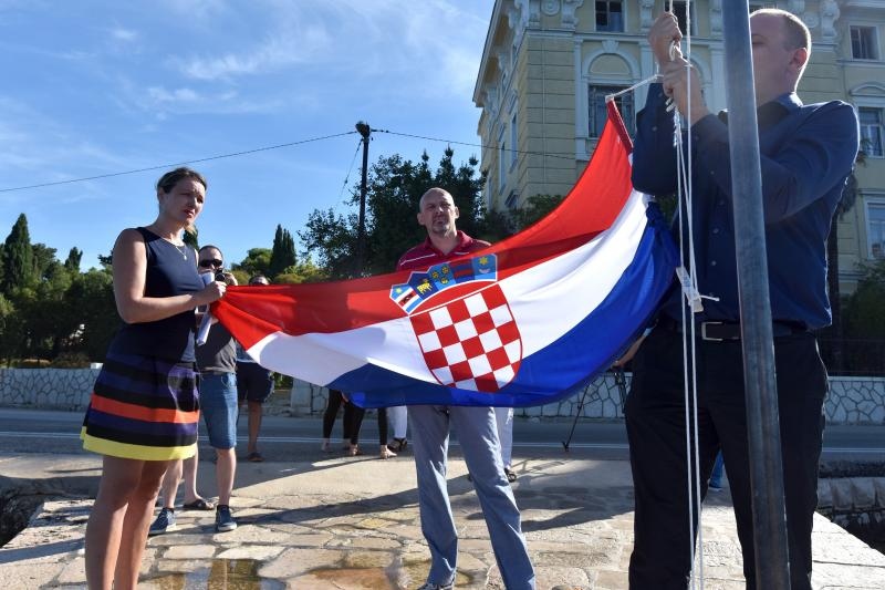 Zadar: Akcija mladih podigla hrvatsku zastavu u znak prosvjeda protiv uzurpacije mora i obale
