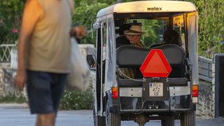 Kylie Minogue viđena kako u opuštenom izdanju izlazi iz luksuzne vile u Rovinju